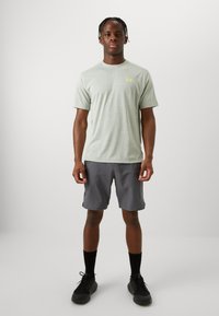 Under Armour TECH VENT GEOTESSA  - T-shirt de sport - hydro green/silica green/high vis yellow