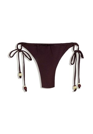 Temno rjave hlačke bikinija z nastavljivimi stranskimi vezalkami, okrašene z belimi in rjavimi perlicami, prikazane na belem ozadju.