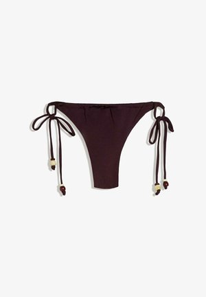 Sötétbarna bikini alsó állítható oldalsó megkötőkkel, fehér és barna díszítő gyöngyökkel, fehér háttéren bemutatva.