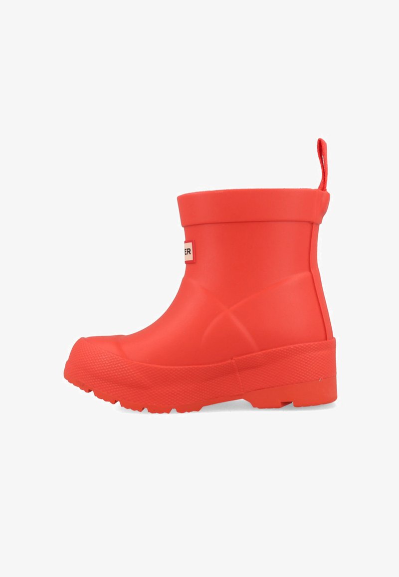 Botte de cheville rouge en caoutchouc avec une surface lisse, un bout rond et une semelle texturée pour l'adhérence. Elle dispose d'une languette à l'arrière.