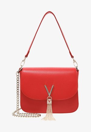 Červená kožená kabelka přes rameno s klopovou klopou, stříbrným řetízkovým popruhem a zlatým akcentem ve tvaru V se střapcem vepředu.