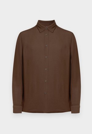 Langærmet brun skjorte med knapper og krave, præsenteret fladt mod en hvid baggrund.