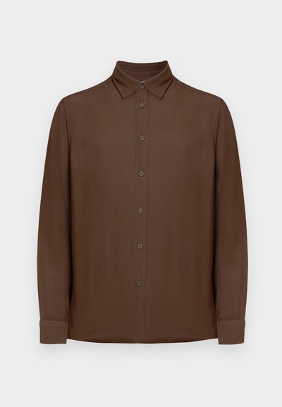 Camisa de botones marrón de manga larga con cuello y puños, mostrada plana sobre un fondo blanco.