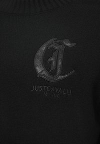 Pulover negru tricotat, cu un logo texturat, reliefat, având literele "C" și "J" și numele brandului "Just Cavalli Milano" brodat dedesubt.