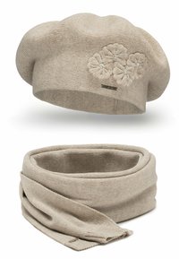 Beige pletená baretka s květinovou výšivkou a zdobením, v kombinaci s odpovídající béžovou šálou, obě s jemnou strukturou.