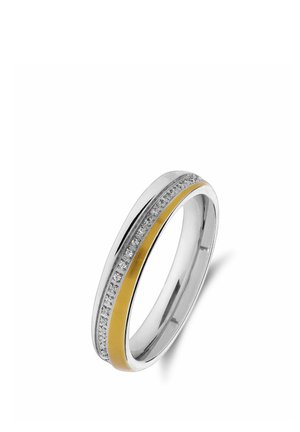 Zilveren ring met een centrale gouden band en een rij kleine heldere edelstenen langs één rand, weergegeven tegen een witte achtergrond.