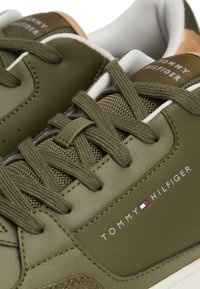 Tommy Hilfiger BASKET CORE LTH MIX ESS oliwkowy