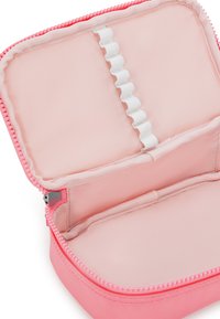 Organizer rosa con zip, dal rivestimento esterno liscio, fodera interna morbida e strap elastici per fissare gli oggetti; presenta una cerniera a contrasto.