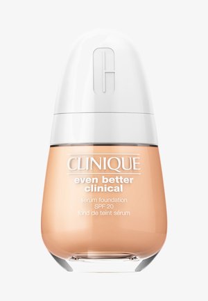 Clinique Even Better Clinical serum foundation i en klar glassflaske med avrundet bunn, hvit kork og beige væske. SPF 20-merke.