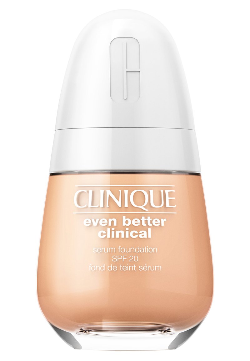 Clinique Even Better Clinical serum foundation i en klar glassflaske med avrundet bunn, hvit kork og beige væske. SPF 20-merke.