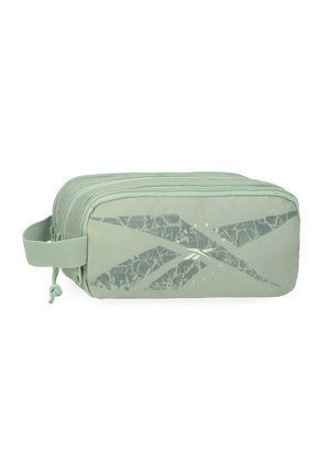 Bolsa de aseo rectangular verde claro con compartimentos con cremallera doble, asa lateral y logotipo abstracto verde oscuro en el panel frontal.