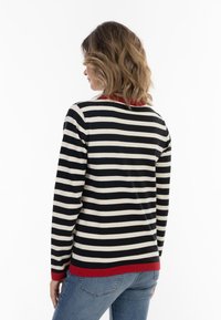 Gestreifter Strickpullover mit schwarzen und cremigen horizontalen Streifen, rotem Saum am Ausschnitt und am Bund, langen Ärmeln und einer lockeren Passform.