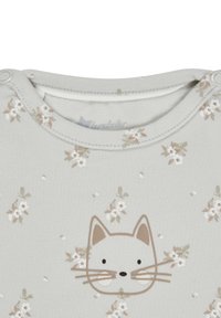 Hellgrau gestrickter Babystrampler mit einem Katzenkopf-Design, das von kleinen floralen Mustern in sanften Pfirsich- und Weißtönen umgeben ist.