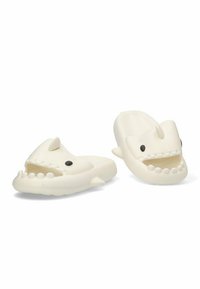 Zapatillas en forma de tiburón blanco, hechas de material flexible, con una gran boca, dientes afilados y acentos de ojos negros. Diseño único y juguetón.