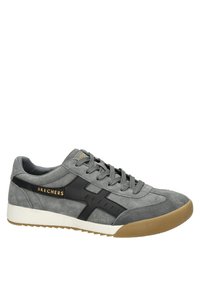 Zapatillas de ante gris con un acento de cuero negro, cordones texturizados y suela de goma. Presenta el logo "SKECHERS" en dorado en el lateral.