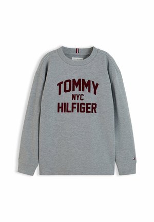 Lysegrå langærmet sweatshirt med "Tommy NYC Hilfiger" i mørkerøde bogstaver centreret på fronten og et lille logo på venstre manchet.