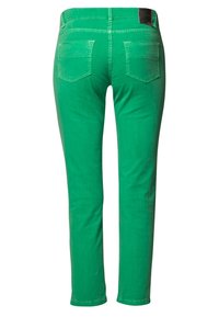 Pantalones de mezclilla verde con un corte slim, bolsillos traseros y un acento de cinturón de cuero negro. Textura suave con un acabado ligeramente desgastado.