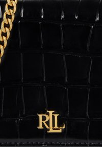 Μαύρη τσάντα από ψάθινο κροκοδείλι, με γυαλιστερή υφή, χρυσά μεταλλικά στοιχεία και αλυσίδα. Εντυπωμένο λογότυπο "RL" σε χρυσό μπροστά.