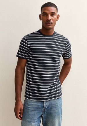 Zwart t-shirt met korte mouwen en witte horizontale strepen, voorzien van een ronde hals en een gladde, katoenen stof.