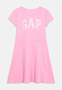 Roza kratka obleka s kratkimi rokavi in okroglim izrezom, na prsih ima napis "GAP" s cvetličnim vzorcem.