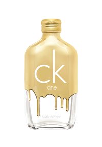 Klart glassflaske med et gullkork, har et design med dryppende gullvæske, store hvite bokstaver "ck" og "one" foran, merket "Calvin Klein."