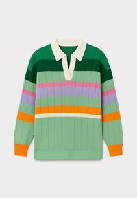 Pull en tricot avec des rayures vertes et pastel, présentant un col blanc, une texture côtelée et des accents orange aux poignets et à l'ourlet.