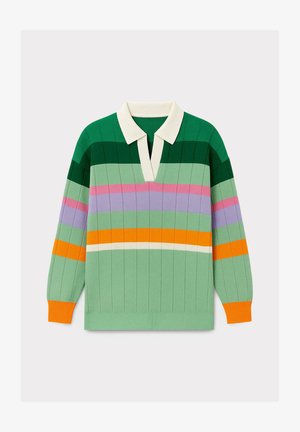 Pullover lavorato a maglia con righe verdi e pastello, dotato di un colletto bianco, texture a coste e dettagli arancioni ai polsini e all'orlo inferiore.