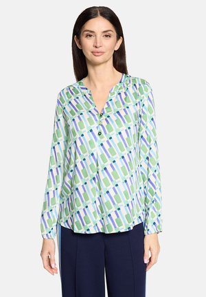 Blouse met lange mouwen in een geometrisch patroon van groen, blauw en wit, met een gespleten halslijn en een knoopsluiting aan de voorkant, en een ontspannen pasvorm.