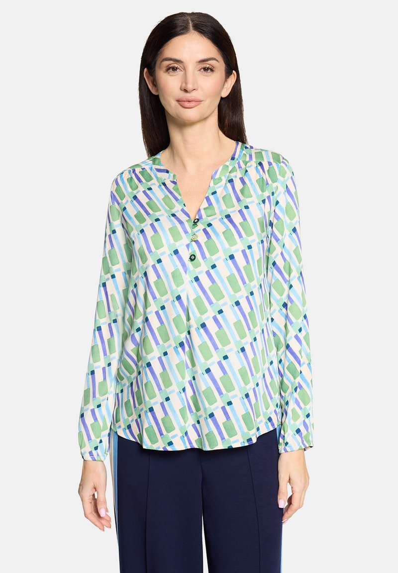 Langärmlige Bluse mit geometrischem Muster in Grün, Blau und Weiß, mit einem geschlitzten Ausschnitt und durchgehender Knopfleiste, in legerer Passform.