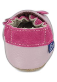 Rosa Lederschuh mit einem strukturierten pinken Wildlederrücken, gerafftem Rand und einem blauen Etikett. Die Sohle ist leicht und rund, geeignet für Komfort.