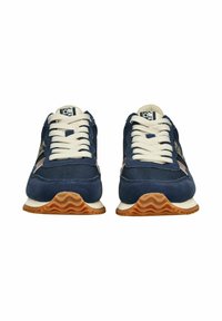 Marineblaue Sneaker aus strukturiertem Stoff mit Wildlederakzenten. Cremefarbene Schnürsenkel, gepolsterte Sohle und ein gewelltes Gummisohlenmuster für besseren Halt.