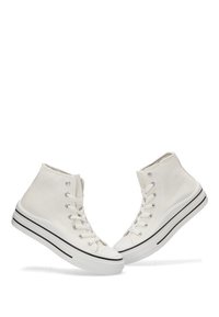 Zapatillas altas blancas de lona, con un diseño clásico de cordones, ojales plateados y una suela blanca gruesa con una franja negra.