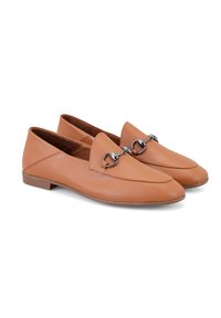 Helle Lederloafers mit spitzem Zehenbereich, verfügen über einen kleinen Absatz und eine silberfarbene Kettenakzent vorne. Weiches Innenfutter und gestickte Details.