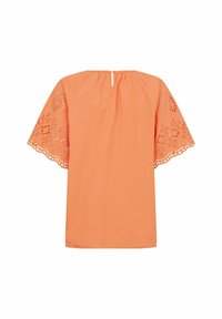 Blusa arancione con scollatura rotonda, chiusura a chiave sulla schiena e maniche corte con dettagli in pizzo intricato e bordi scallop.