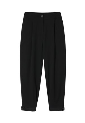 Pantaloni neri plissettati realizzati in tessuto morbido. Presentano una chiusura con bottone e rotture sul fondo. Vestibilità ampia con design a gamba affusolata.