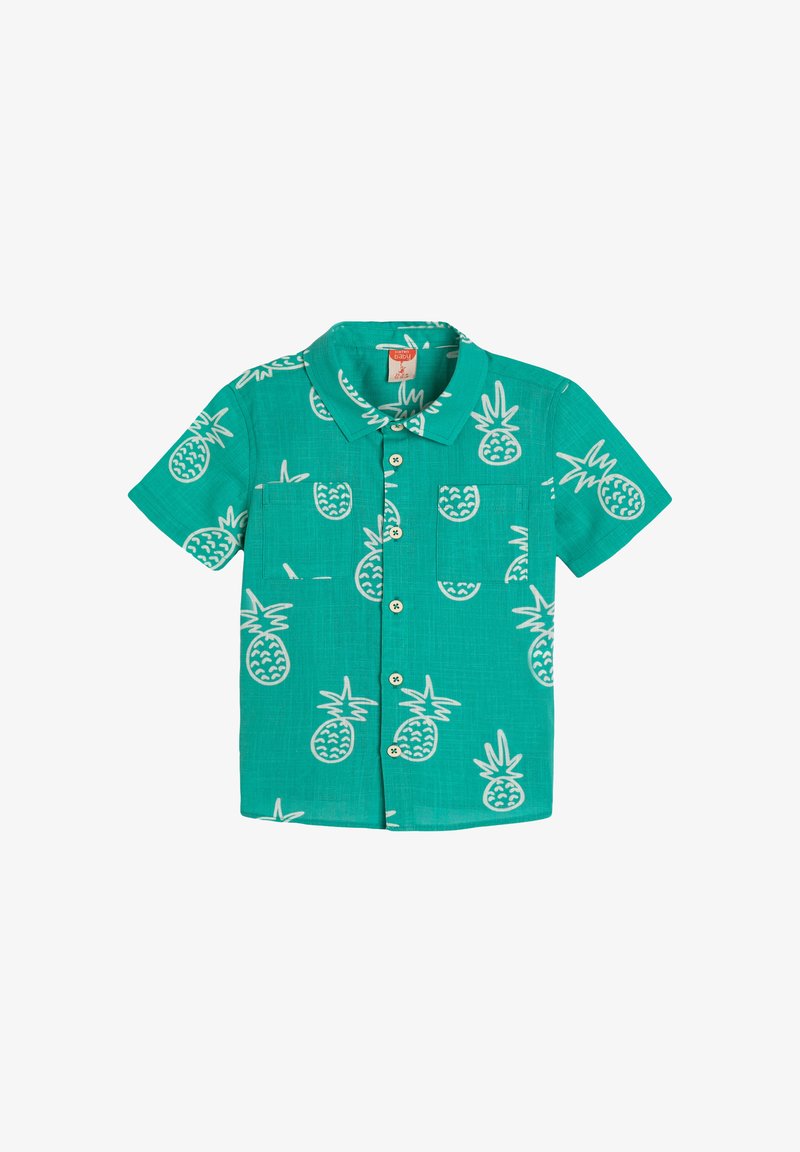 Camisa de manga corta de tela turquesa con un patrón de piñas blancas, cuello y bolsillo con cierre de botón. Material ligero.