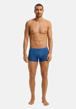 Blaue Baumwoll-Boxershorts mit glatter Textur und elastischem Bund, eng anliegendes Design und einer vorderen Tasche zur Unterstützung.