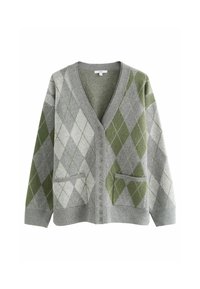 Cardigan argyle gris et vert en tissu doux, avec un col en V, une fermeture à boutons et deux poches plaquées.