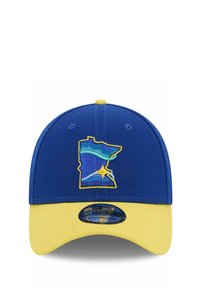 Blaues Cap mit gelbem Schirm, das ein gesticktes Minnesota-Design in Blau, Grün und Gelb zeigt. Verstellbare Passform mit Größenlabel.