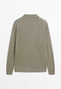 Pull en maille vert olive à manches longues avec poignets et ourlet côtelés, présenté de dos sur un fond blanc uni.