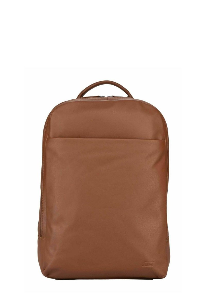 Sac à dos en cuir marron avec une texture lisse, forme rectangulaire, poignée supérieure et une poche avant pour un accès facile.