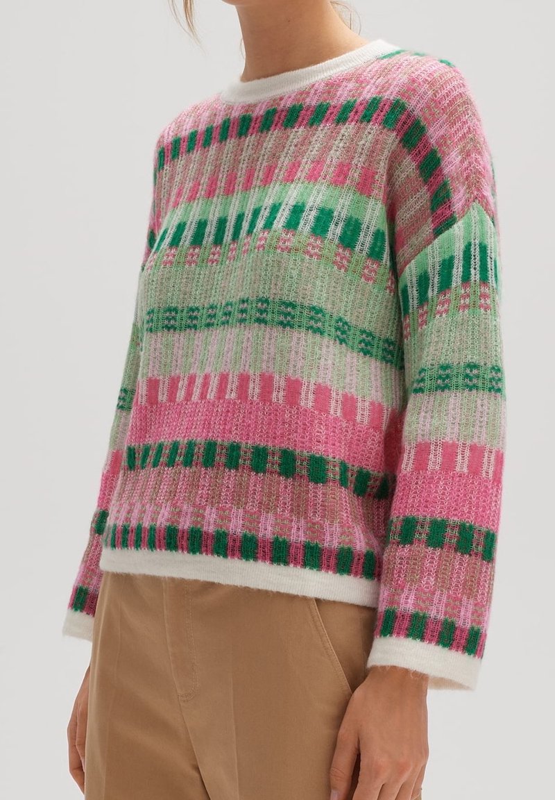 Pull tricoté multicolore avec des rayures rose, vert et beige, doté d'un col rond blanc et de poignets et ourlet côtelés. Texture douce.