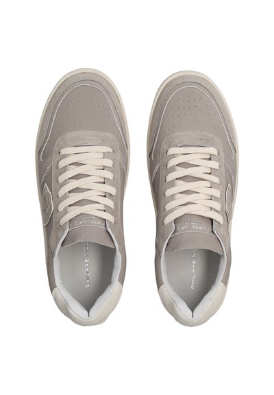 Sneaker in suede grigio con lacci crema, punta perforata e accenti in pelle. Presentano un design a basse e un marchio in rilievo sulla linguetta.