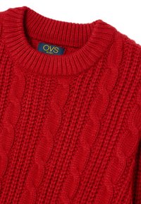Rode kabelgebreide kindertrui met geribbelde ronde halslijn en marineblauw OVS kindermerklabel in de kraag.