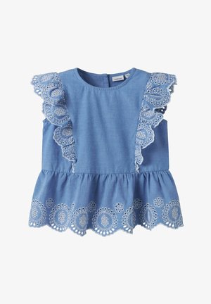 Blusa azul sin mangas con volantes de encaje ojales en los hombros y el borde, con patrones bordados circulares y cuello redondo.