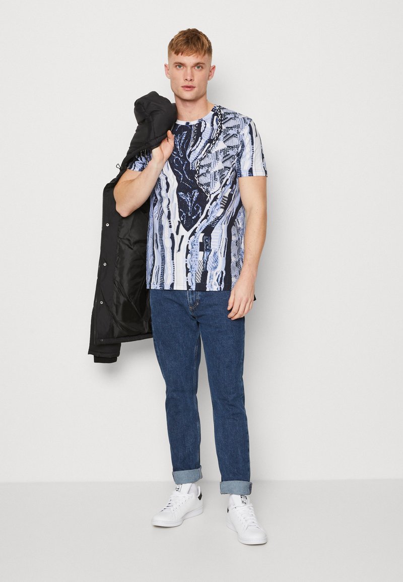 Carlo Colucci UNISEX - Apdrukāts T-krekls - navy blue/offwhite/beige