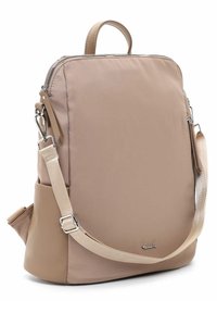 Zaino in nylon beige con texture liscia, chiusura a zip, maniglia superiore e spallacci regolabili. Dettaglio della tasca laterale visibile.