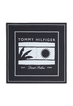 Czarno-biała kwadratowa chustka Tommy Hilfiger z liśćmi palmowymi, grafiką słońca i napisem „Est. Desert Palms 1985” w centrum.