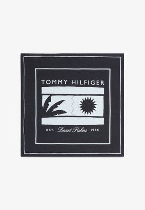Czarno-biała kwadratowa chustka Tommy Hilfiger z liśćmi palmowymi, grafiką słońca i napisem „Est. Desert Palms 1985” w centrum.