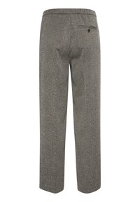 Hallgray herringbone püksid sirge lõikega, tagaküljel nupuga tasku. Tekstuuriga kangas, millel on õrn sära.